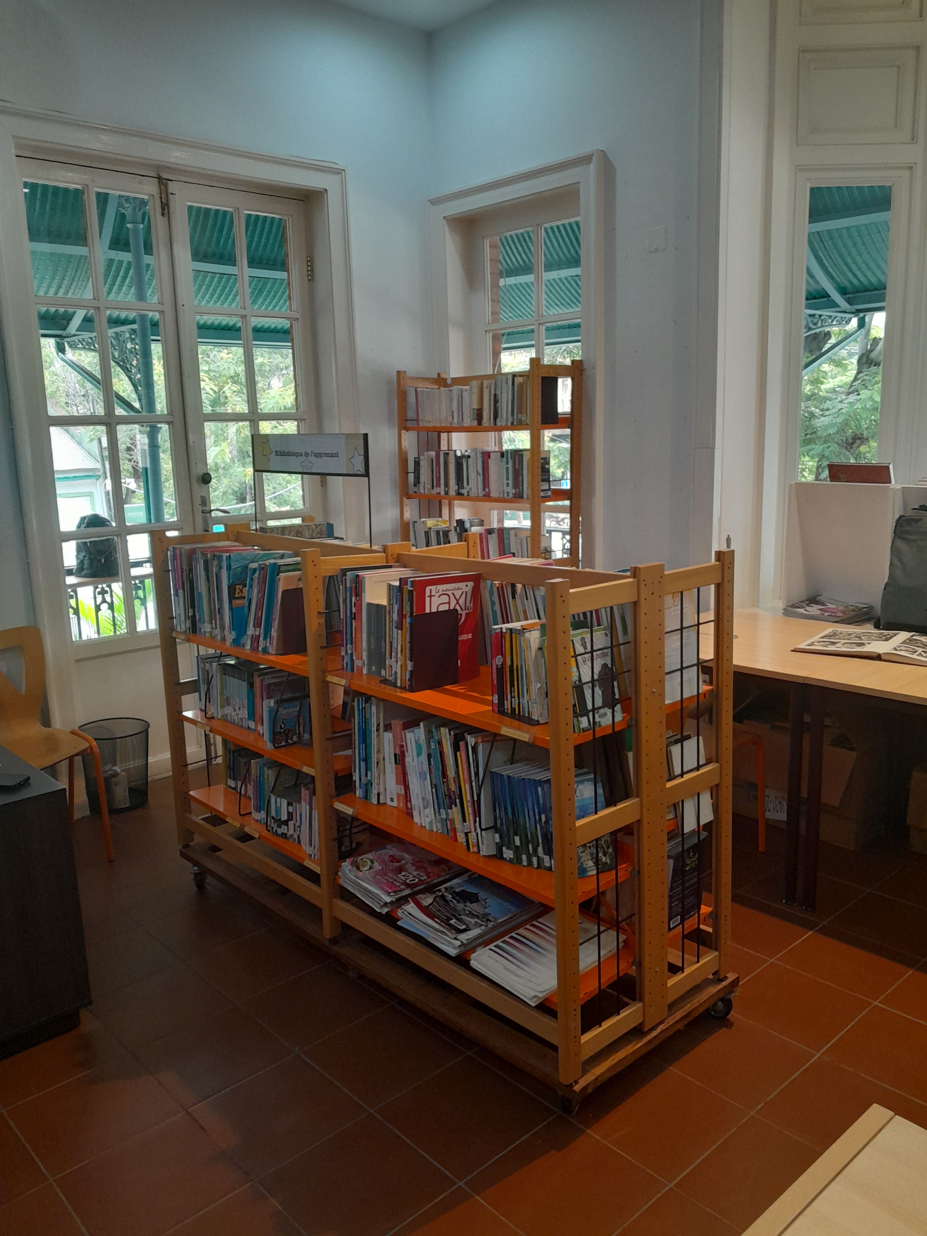 Meuble de rangement de livres dans une bibliothèque photo gratuite
