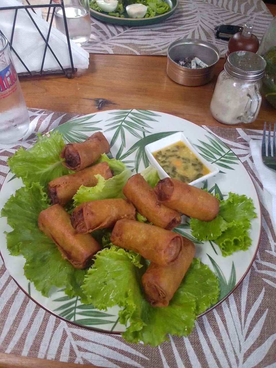 Des rouleaux croustillants frits, légumes, photo gratuite