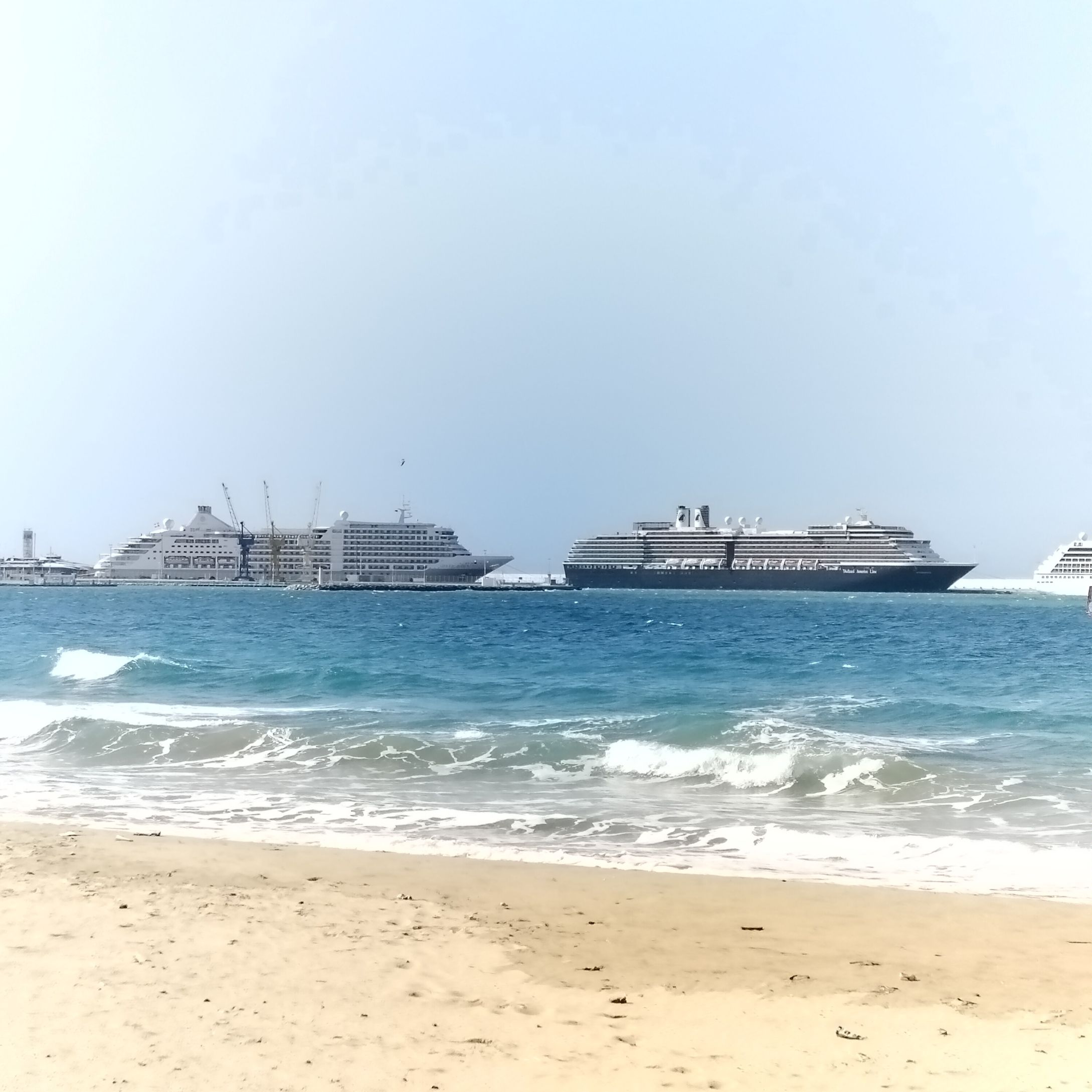 Bateaux de croisière dans le port de Tanger