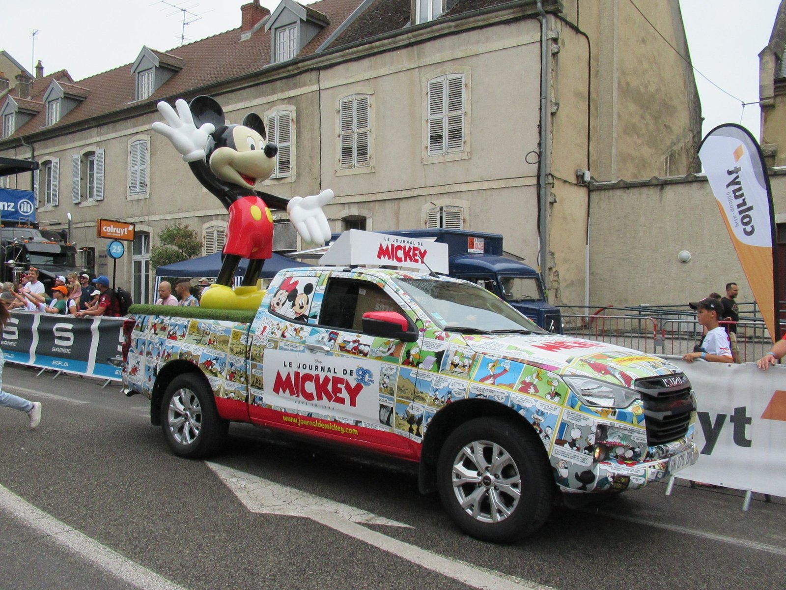 Mascotte de Mickey à la caravane publicitaire du critérium professionnel de Dole photo gratuite