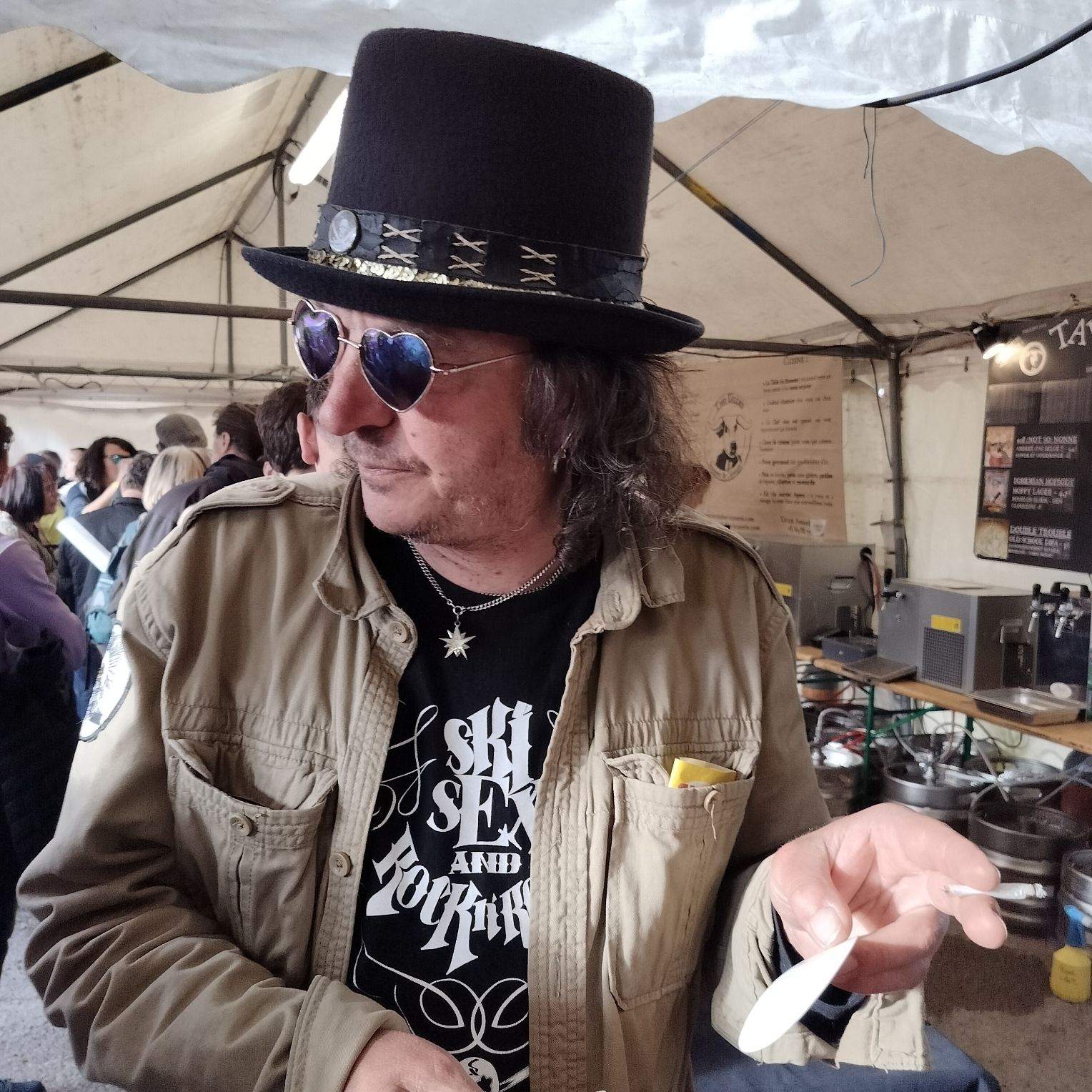 Personnage avec chapeau haut de forme