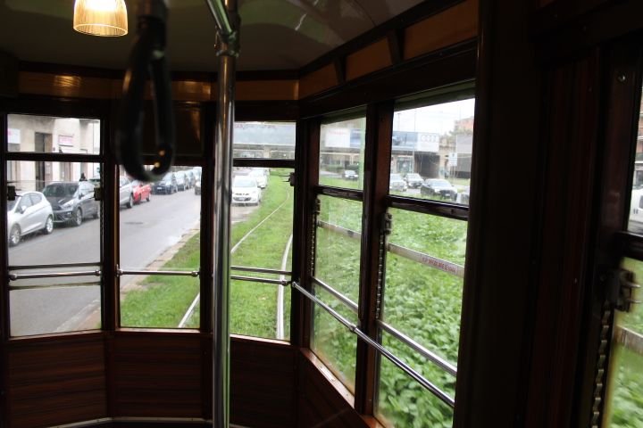 Intérieur d'un tramway électrique en déplacement, transport commun, dans la ville de Milan Lombardie en Italie photo gratuite
