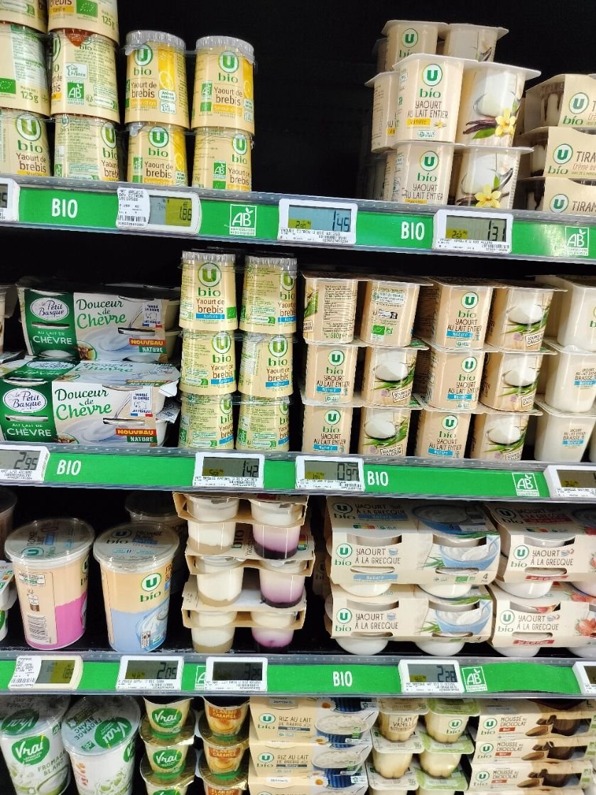 Produits laitiers bio de marque U à vendre dans un supermarché photo gratuite