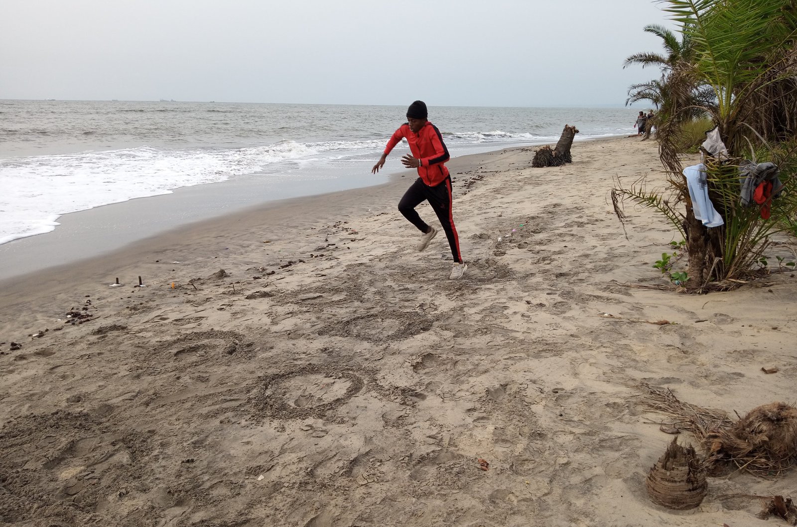 Sport sur une plage au bord de l'océan atlantique photo gratuite