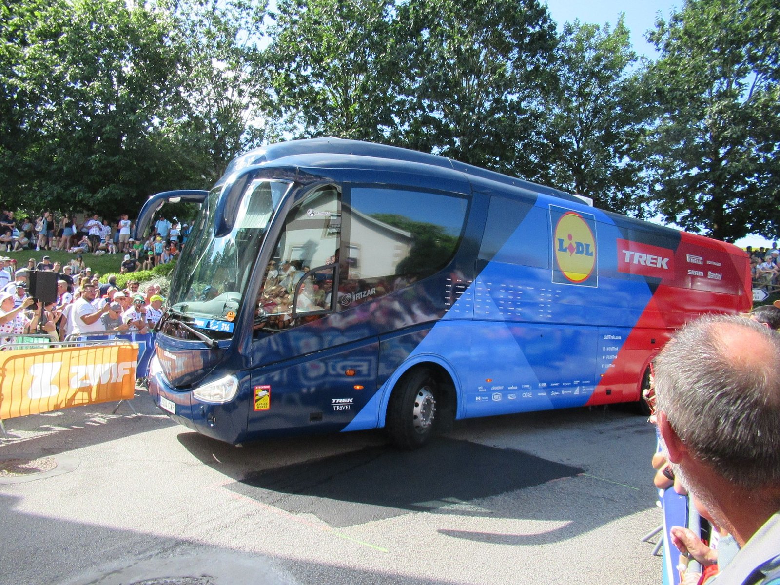 Bus de l'équipe LIDL Trek au départ du tour France avec zwift - Autobús del equipo LIDL Trek en la salida del Tour de Francia con zwift foto gratis