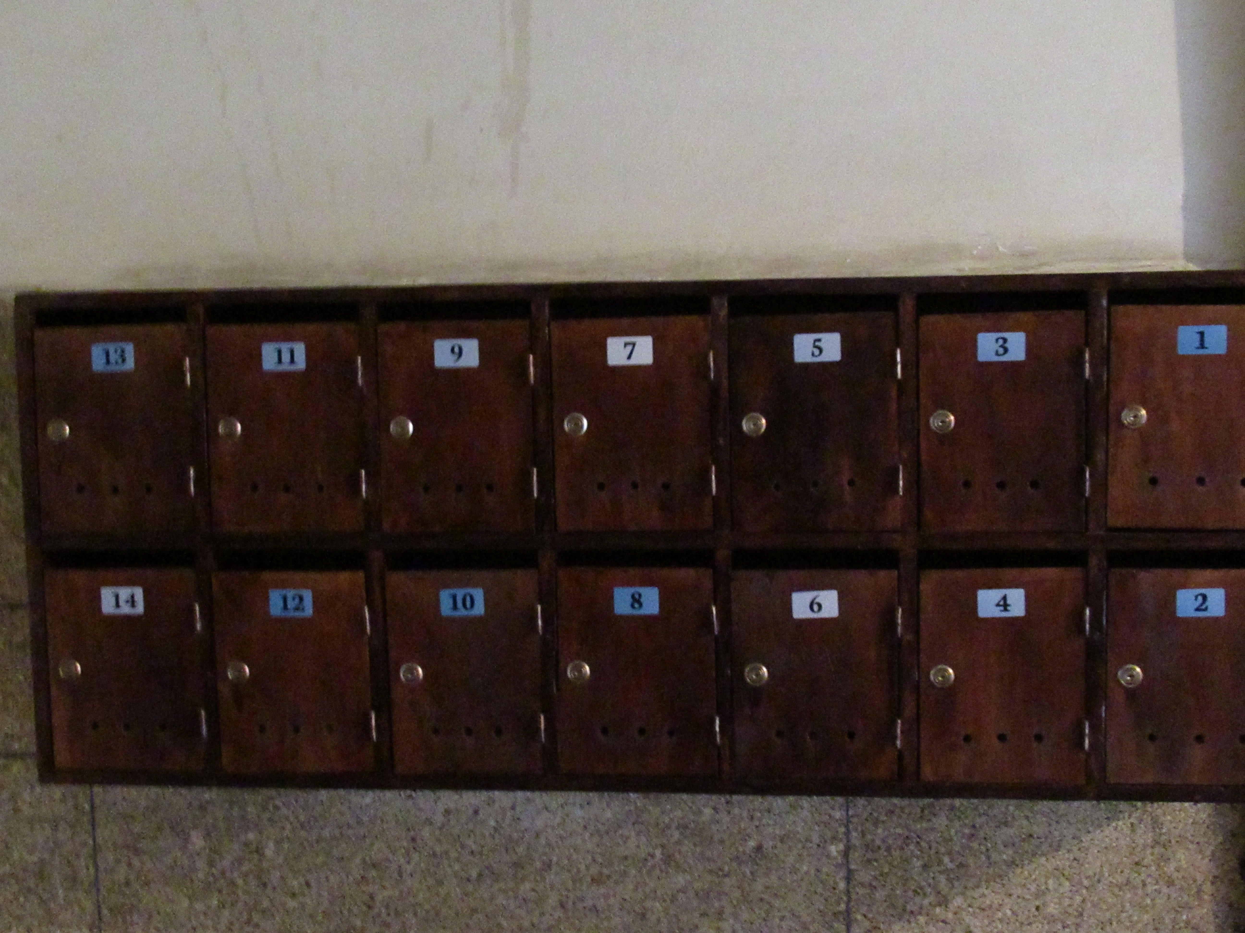 Série de boîtes aux lettres en bois