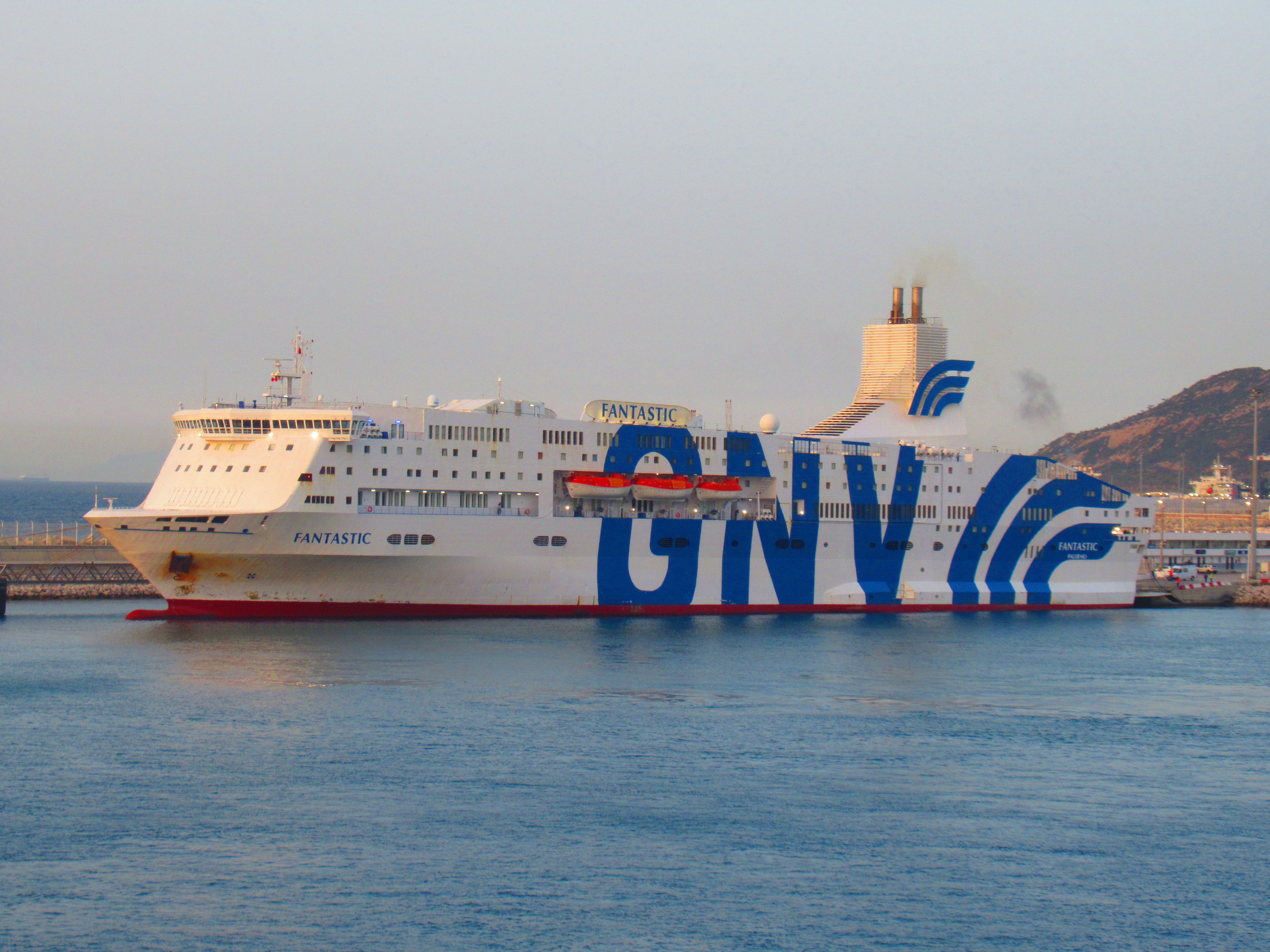 GNV Fantastic à quai au port de Tanger