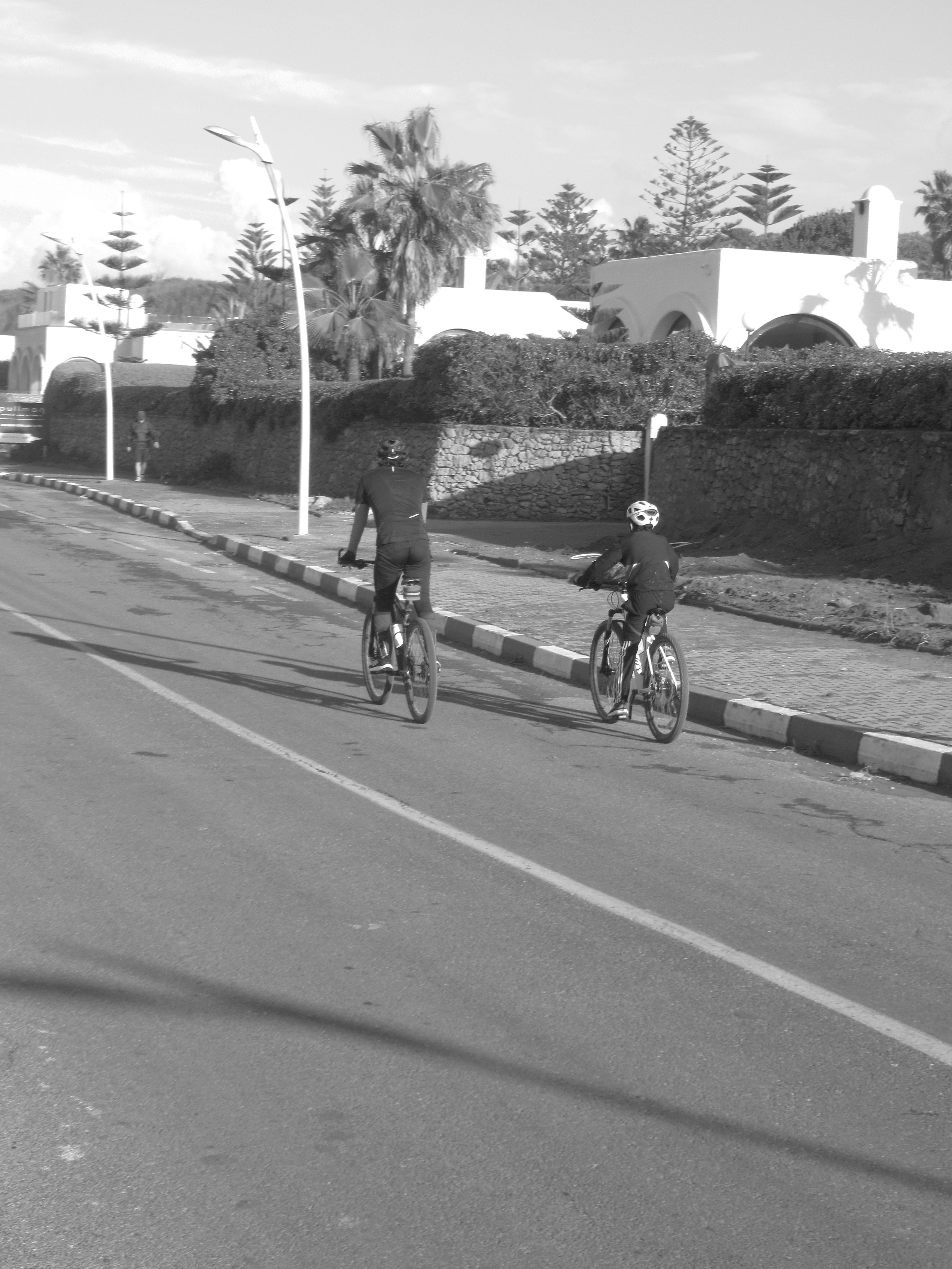 Deux cyclistes à vélo sur une piste cyclable