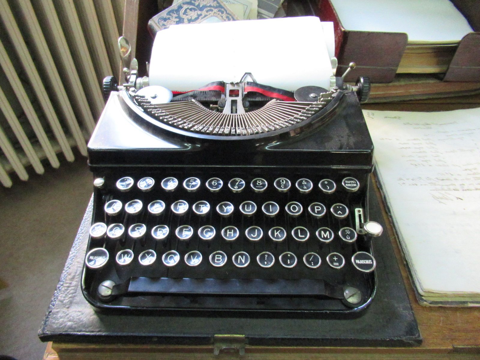 Machine à écrire modèle ancien