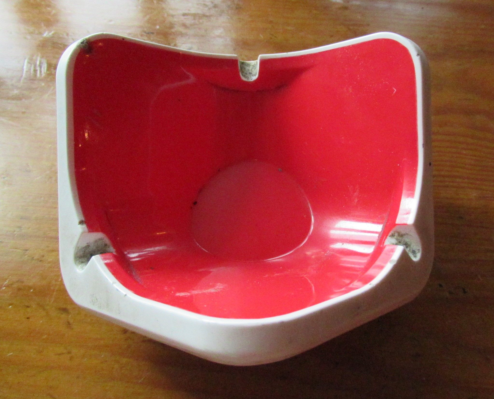 Cendrier rouge et blanc