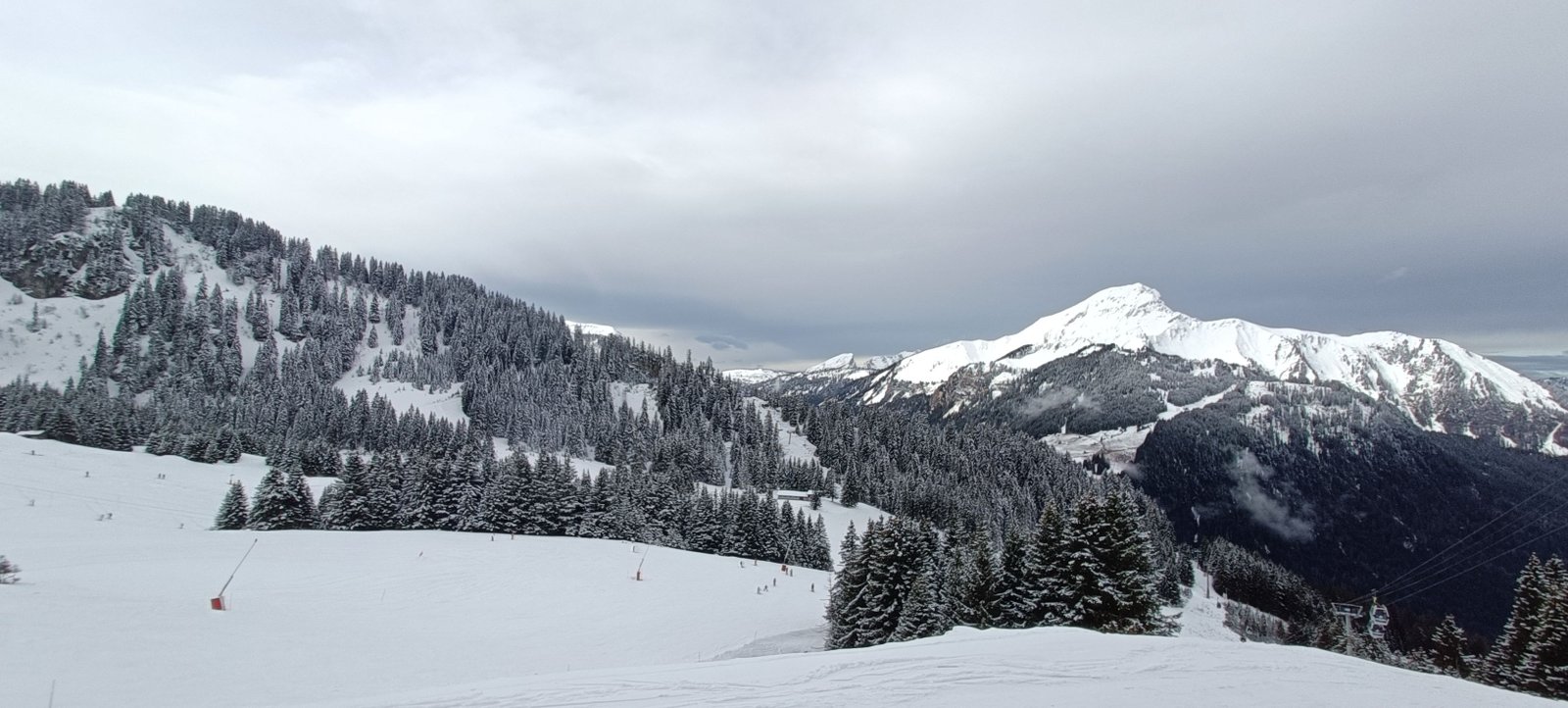 Un paysage de montagne enneigé, photo gratuite