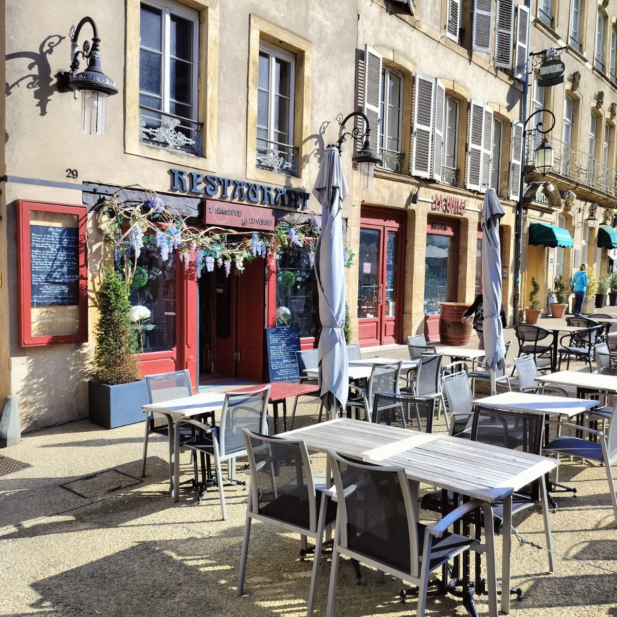Tables extérieures du restaurant L'Assiette Et Le Verre