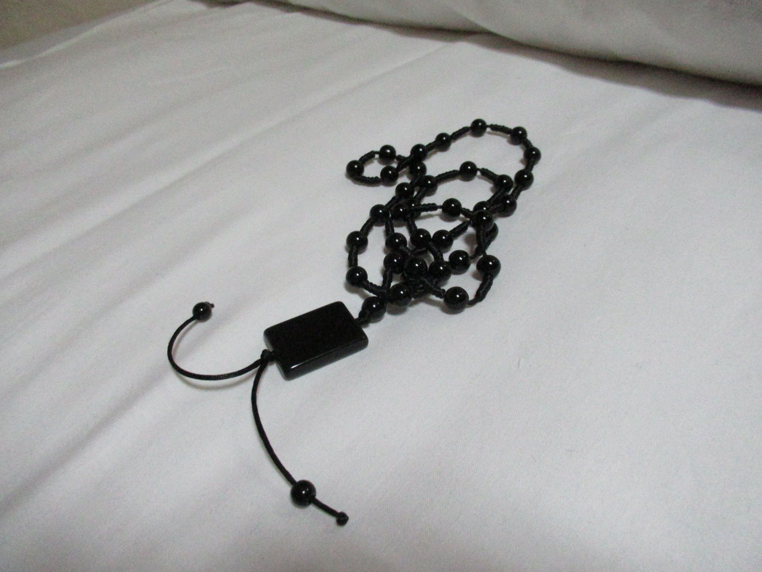 Collier de pierres noires