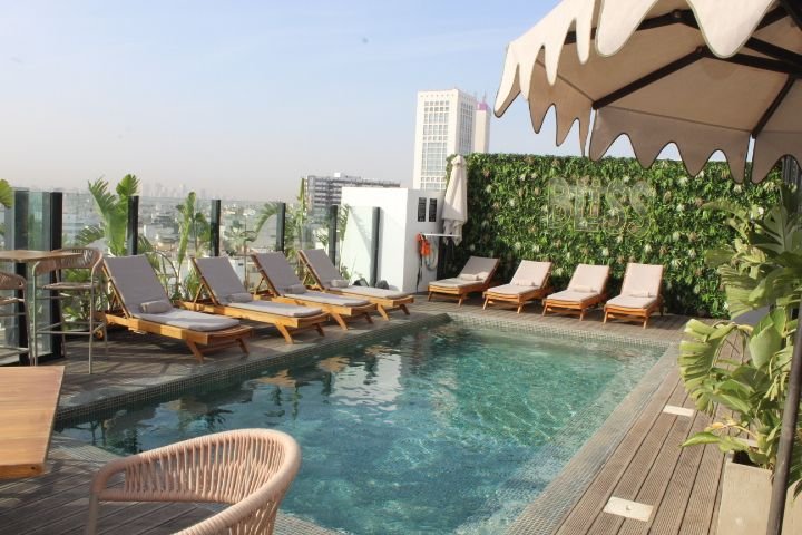 Une piscine sur le toit photo gratuite