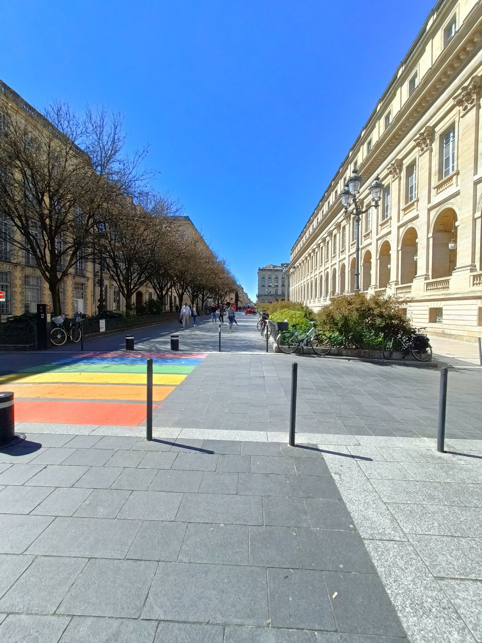 Un passage piéton aux couleurs de l'arc-en-ciel dans une ruelle de France, des bâtiments, photo gratuite