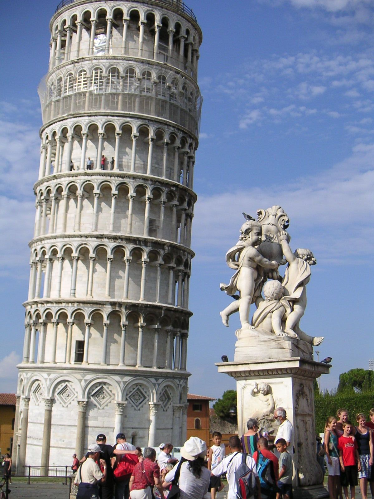 Bas de la Tour de Pise Italie avec touristes