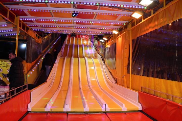 Grand toboggan,  Attraction de glissoire lumineuse de foire photo gratuite