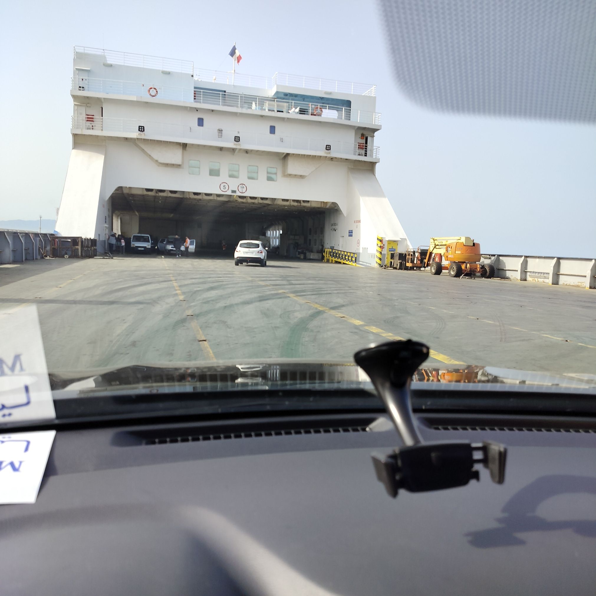 Embarquement à bord d'un ferry avec véhicule