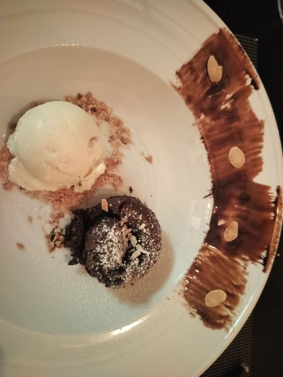 Fondant au chocolat dans une assiette photo gratuite