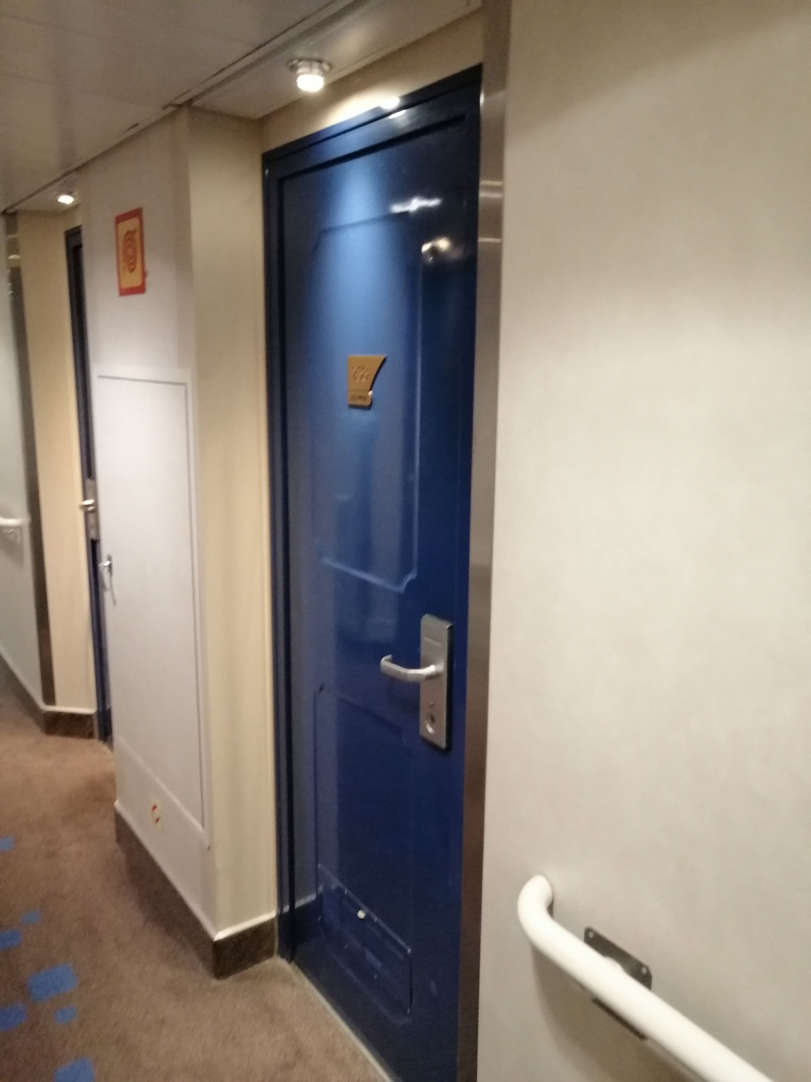 Porte de chambre d'hôtel de couleur bleue