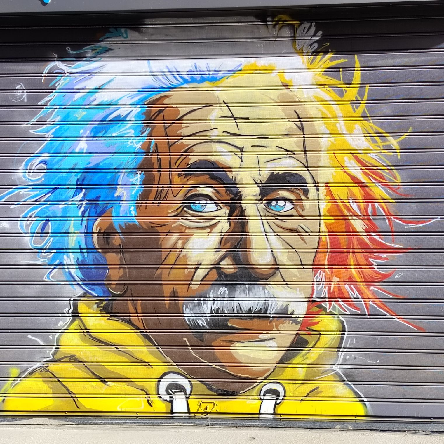 Graphe d'Einstein sur un rideau métallique de magasin