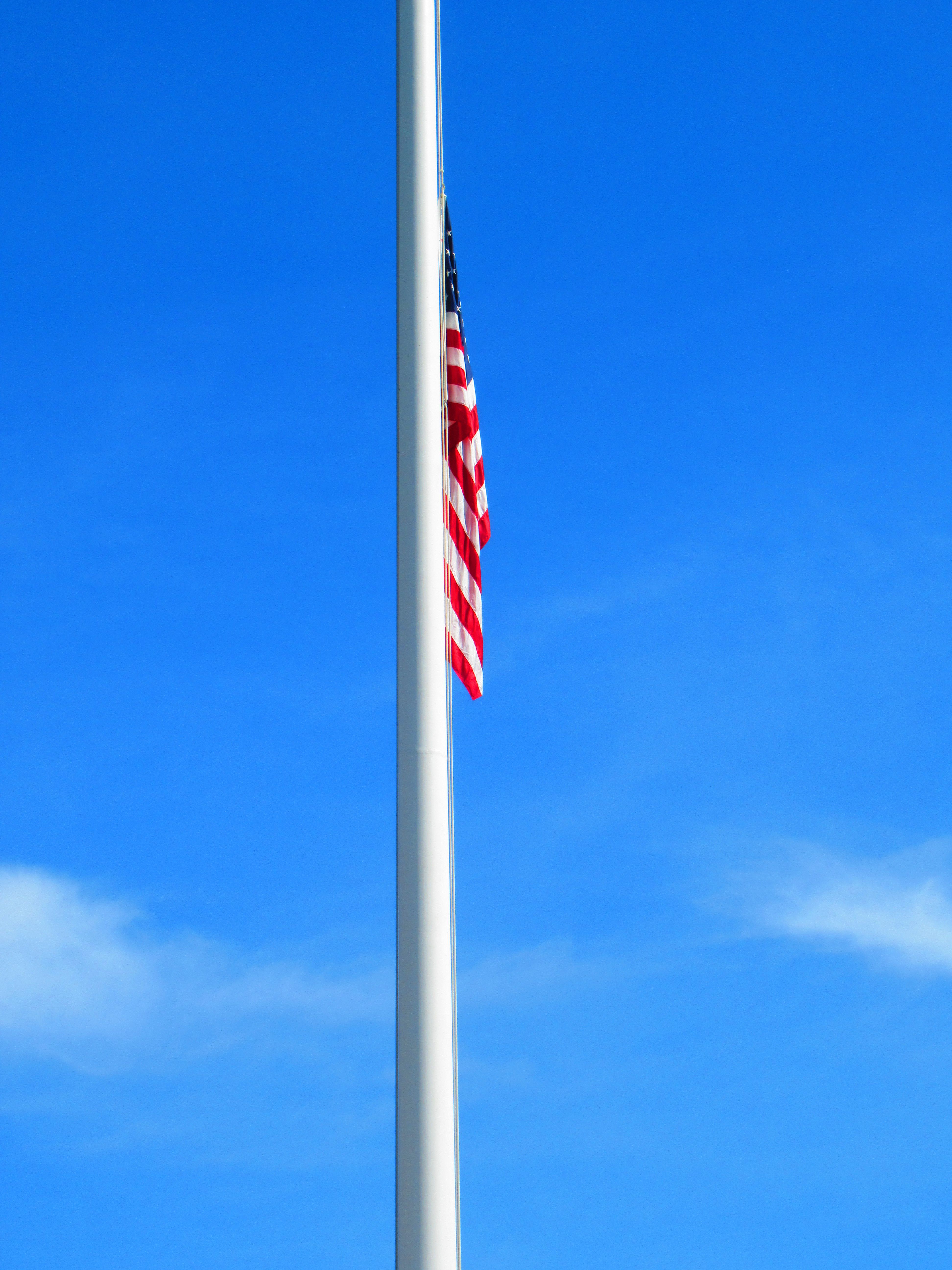 Drapeau américain sur un poteau dans le ciel bleu photo gratuite - Flagge der Vereinigten Staaten auf einem Mast im blauen Himmel. Kostenloses Foto.