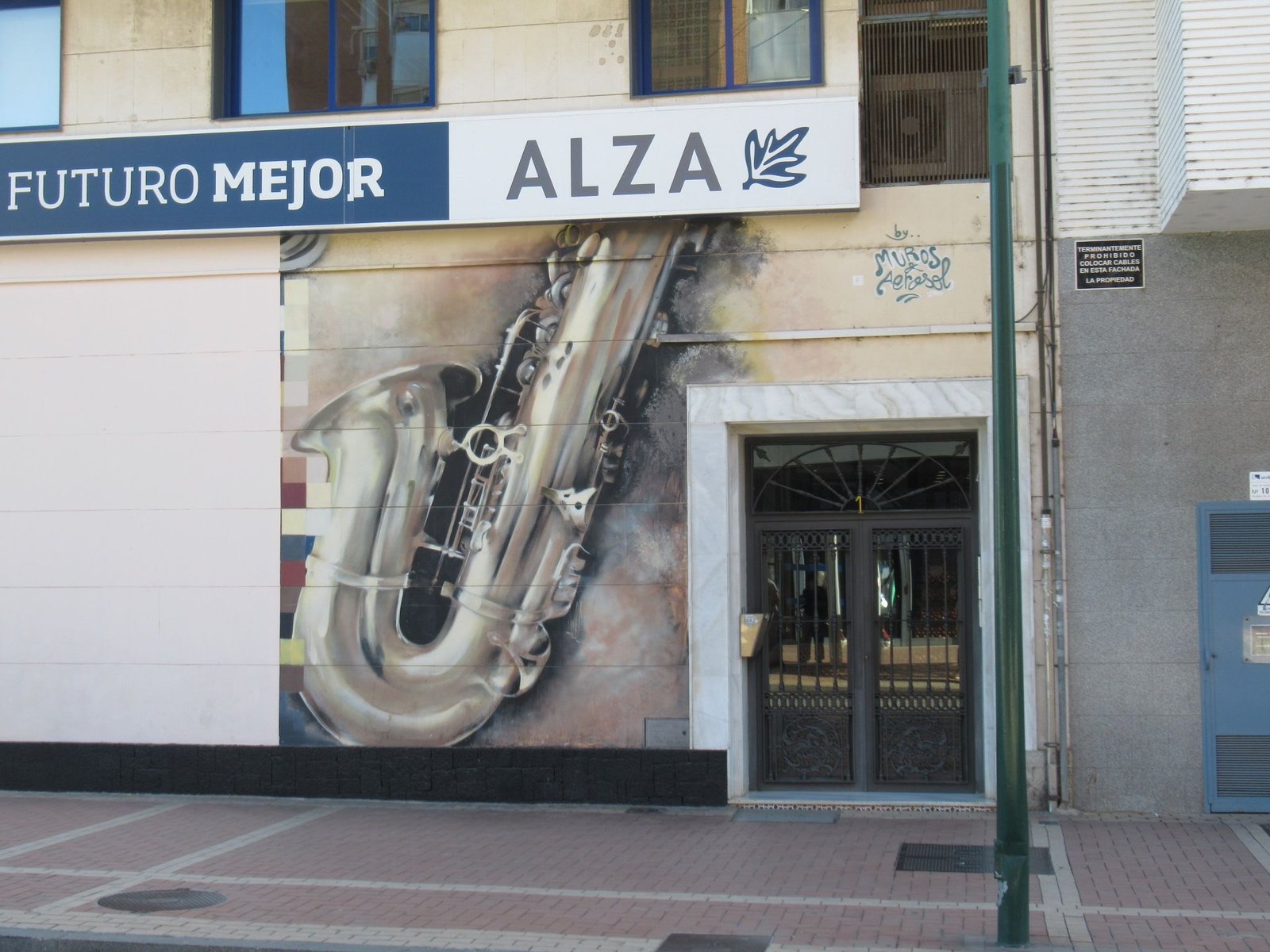 Un magasin de musique avec une enseigne et une fresque murale Saxophone, photo gratuite
