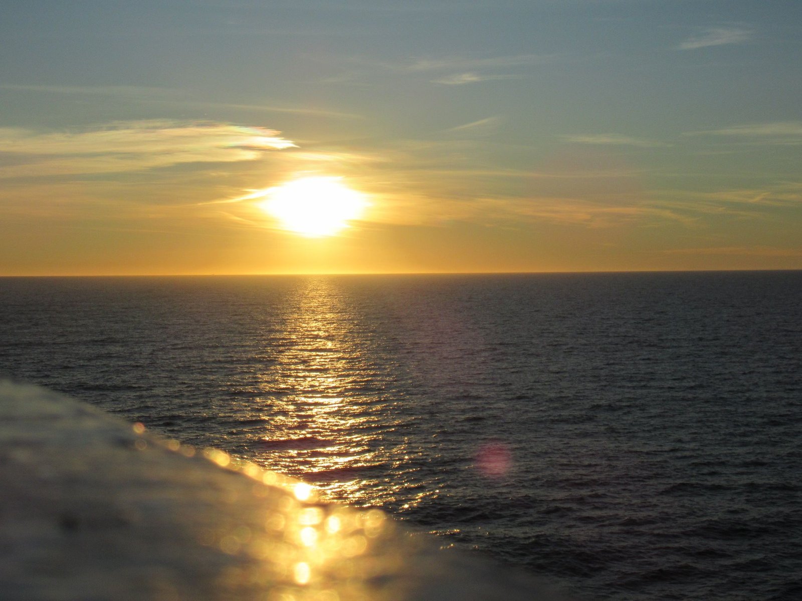 Coucher du soleil à l'horizon sur la mer photo gratuite