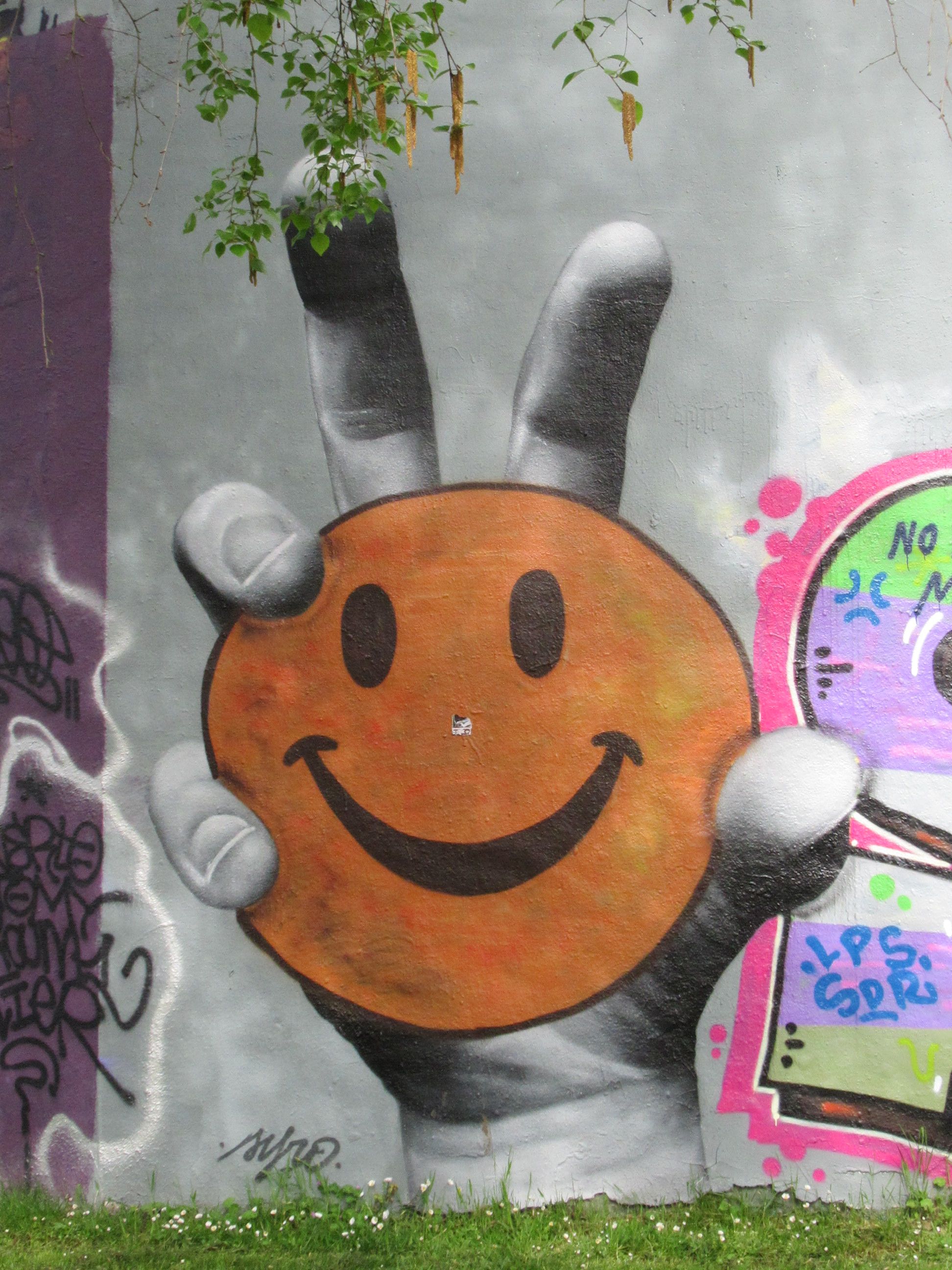 Graffiti main smiley