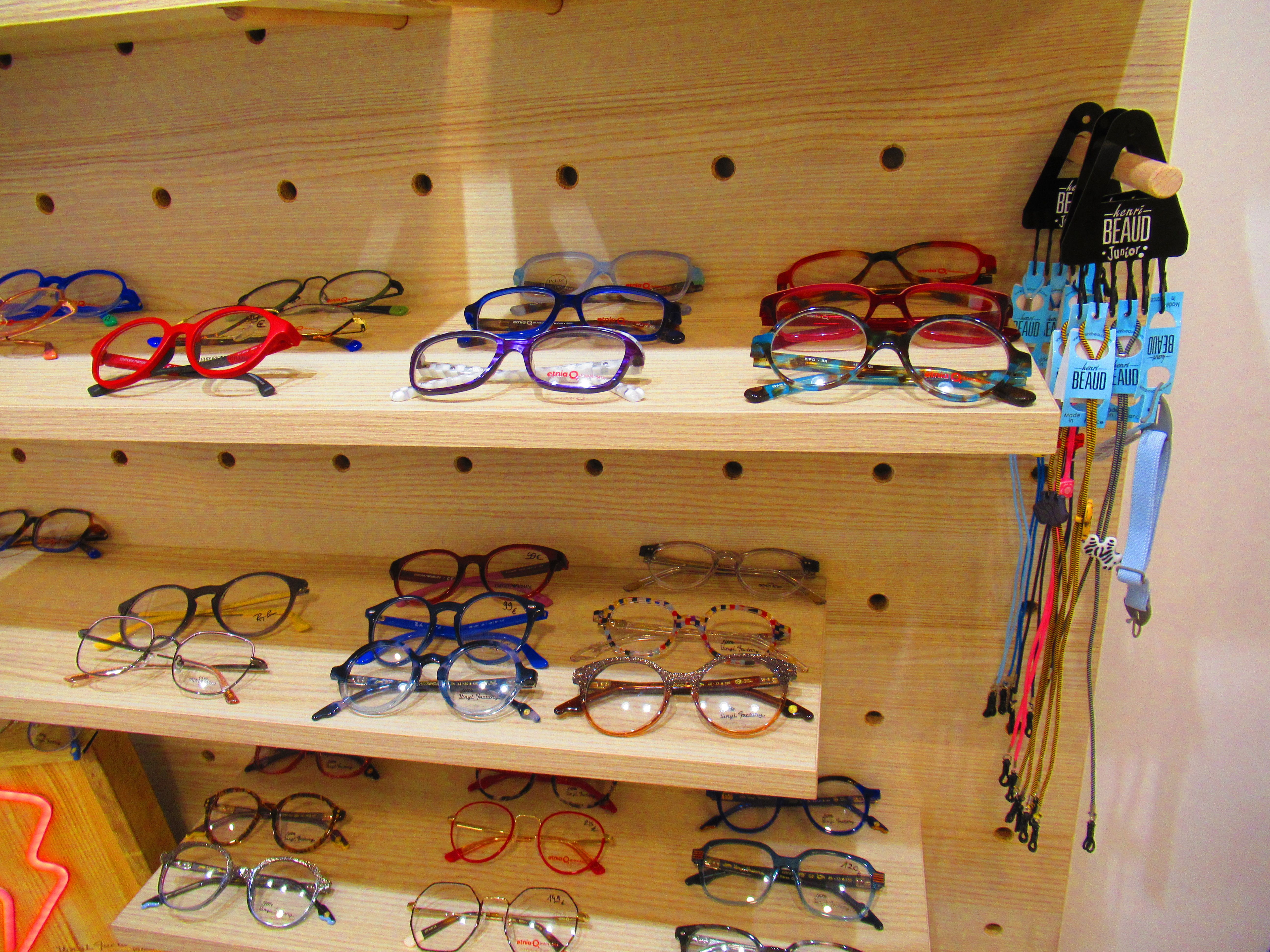 Etagères de lunettes chez opticien