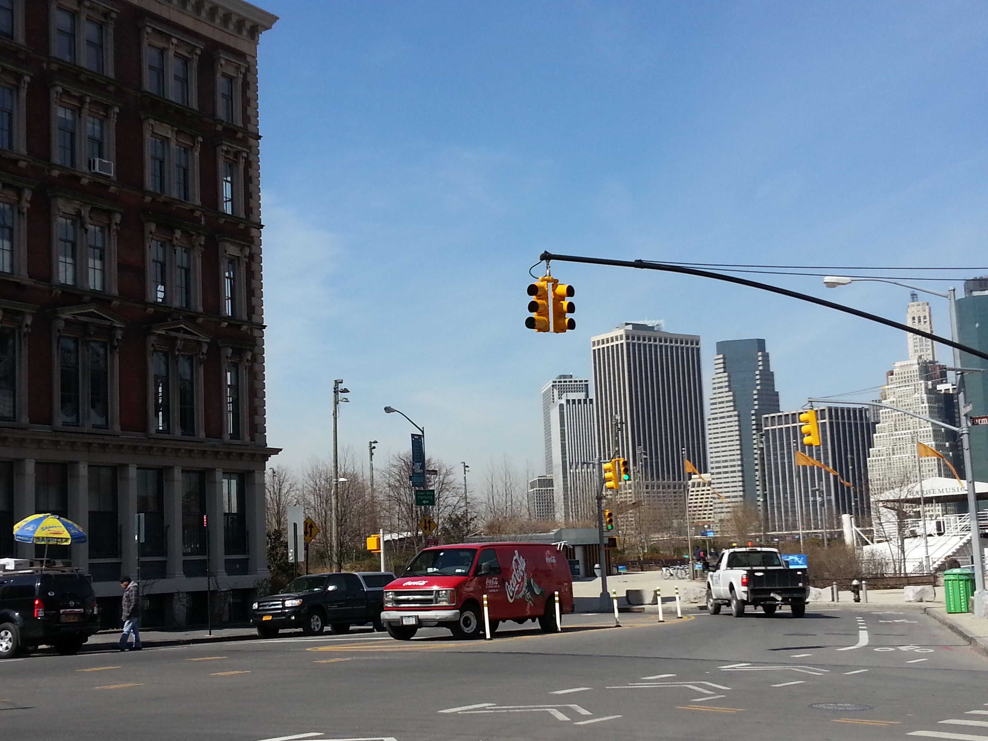 Feux de signalisation sur les rues de New-York, voiture en circulation, États-Unis photo gratuite