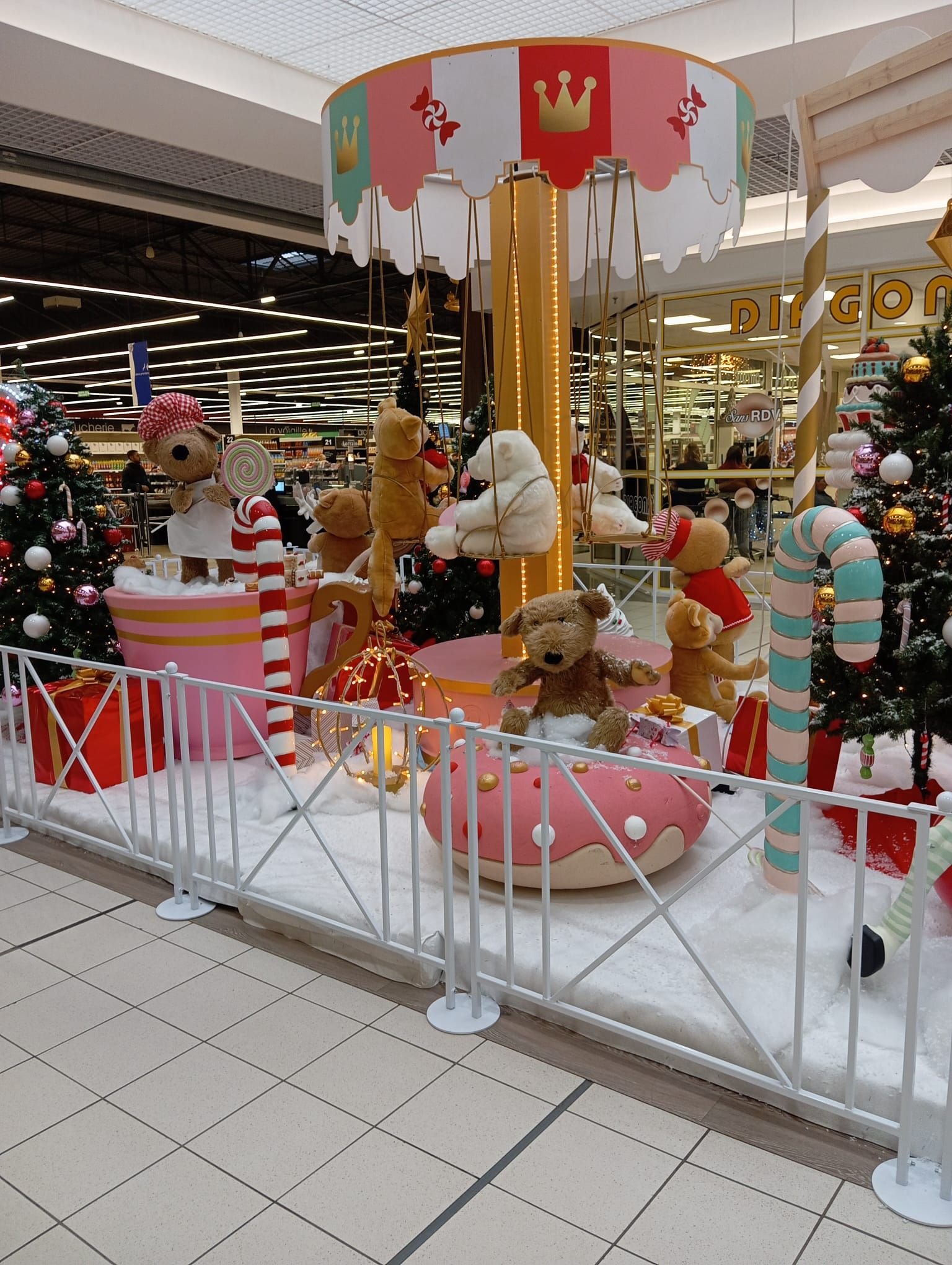 Un manège miniature sur le thème de Noël, photo gratuite