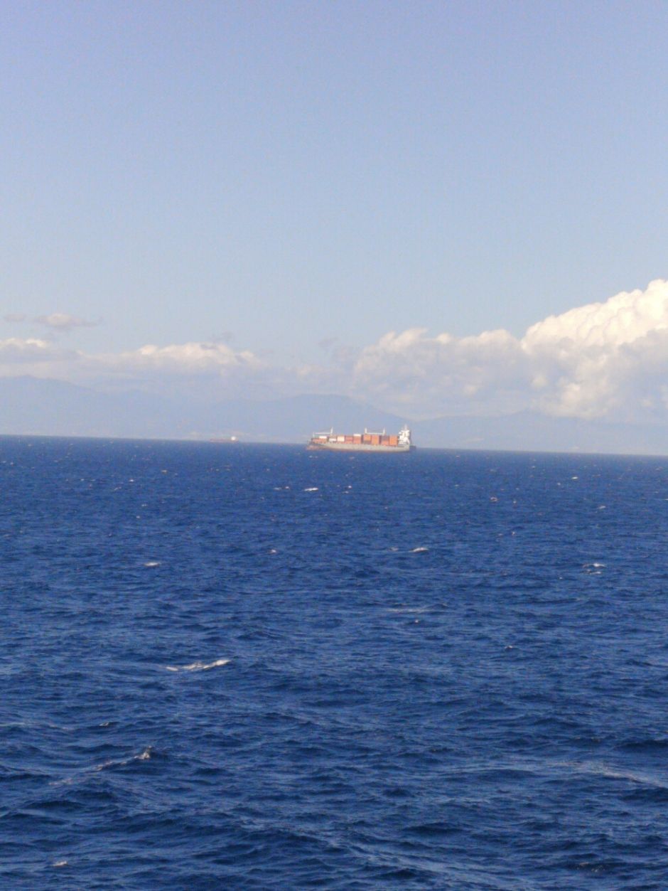 Vue de loin du bateau porte-conteneur, transport maritime photo gratuite