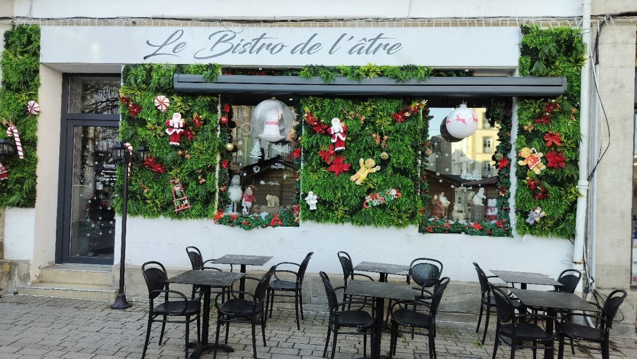 La façade d'un restaurant appelé Le Bistro de l'âtre, décoration Noël, photo gratuite
