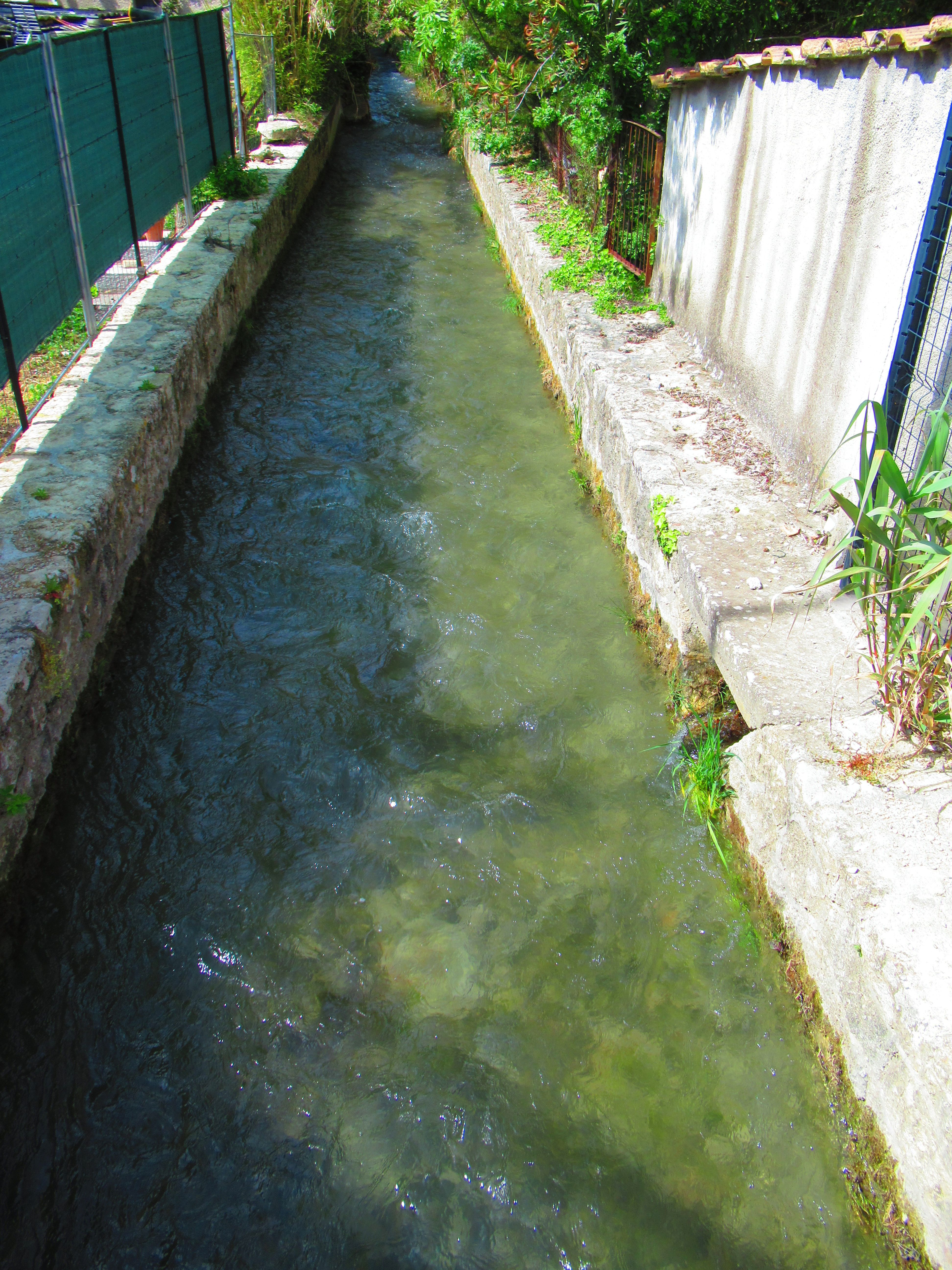 Canal d'irrigation en Provence