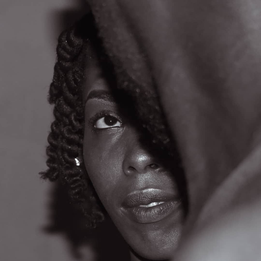 Portrait dramatique en noir et blanc photo gratuite