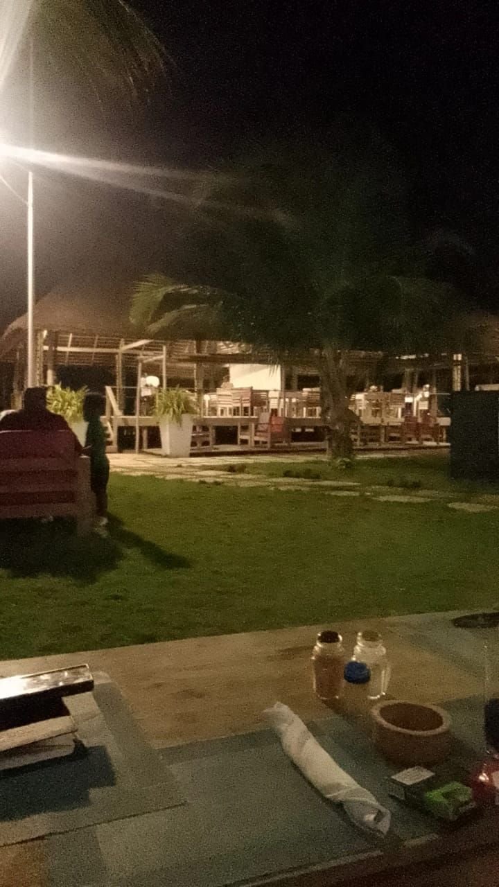 Un moment de détente en soirée, restaurant, photo gratuite