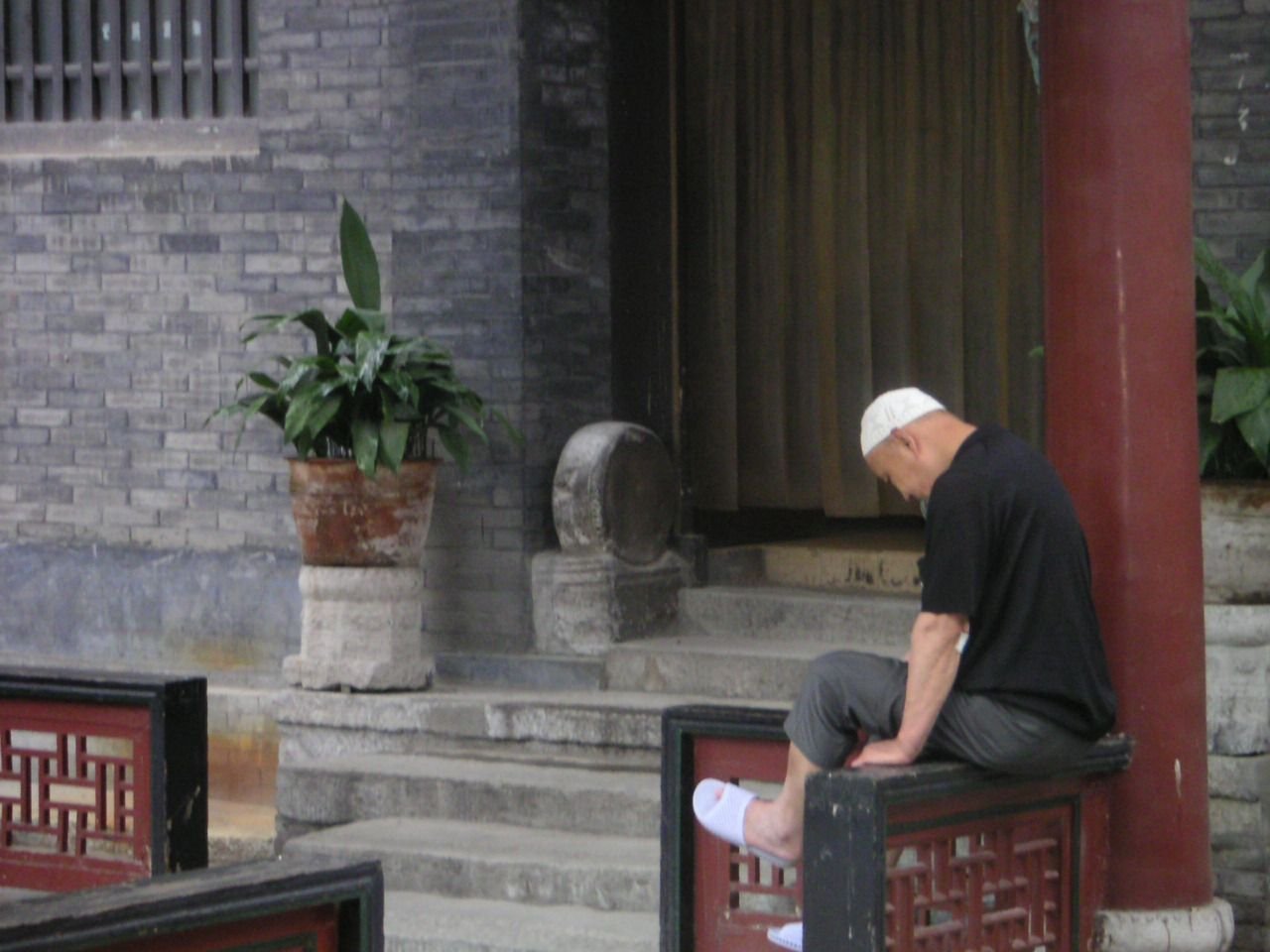 Un homme assis sur un plancher, Chine, Asie photo gratuite