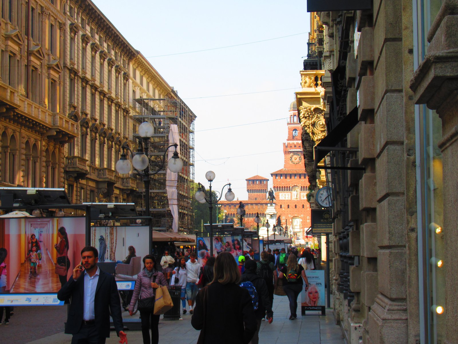 Rue animée de Milan avec des passants photo gratuite