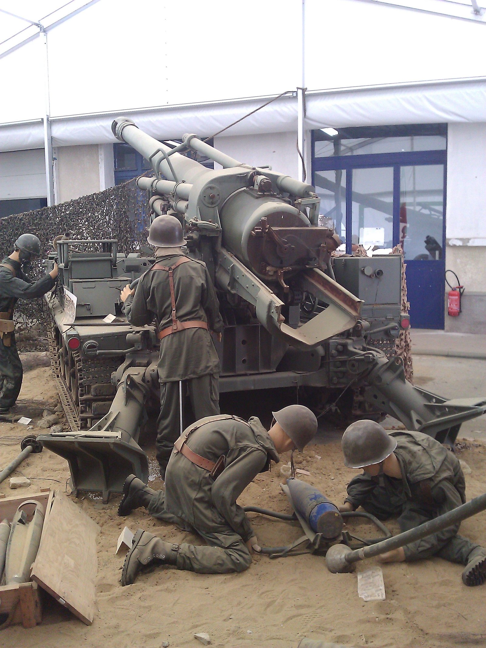 Une scène de guerre reconstituée d'une artillerie et des soldats photo gratuite