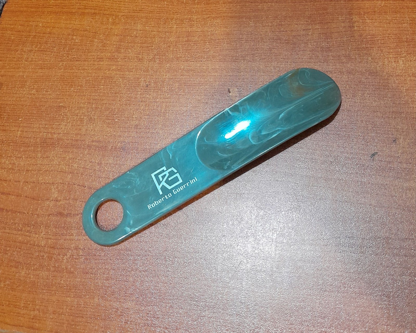 Chausse-pied sur une table en bois photo gratuite