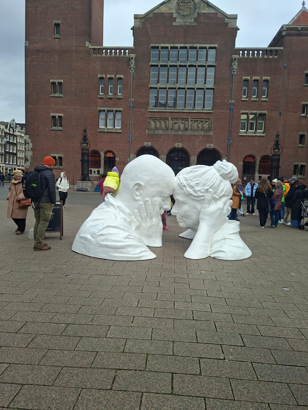 Sculpture contemporaine devant la Beurs van Berlage à Amsterdam aux Pays Bas, photo gratuite