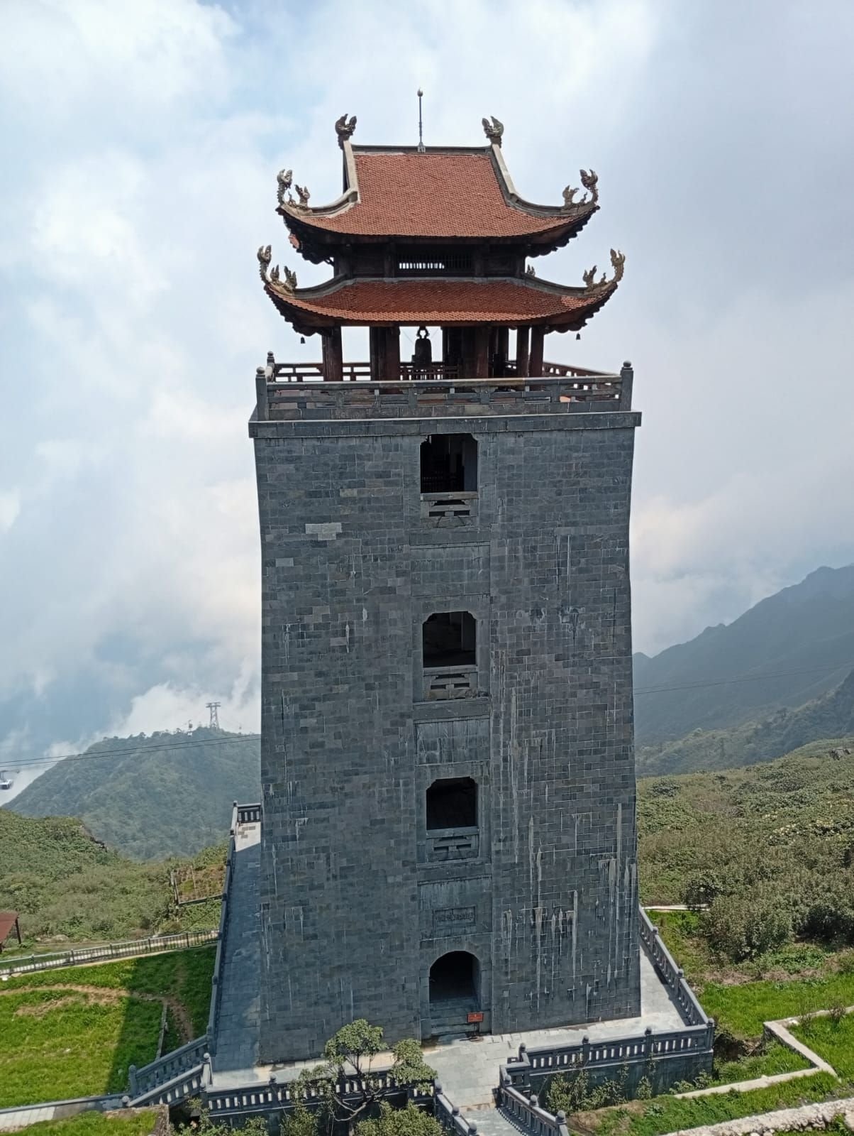 Grand Beffroi, une tour de guet en pierre située au sommet du mont Fansipan au Vietnam, photo gratuite