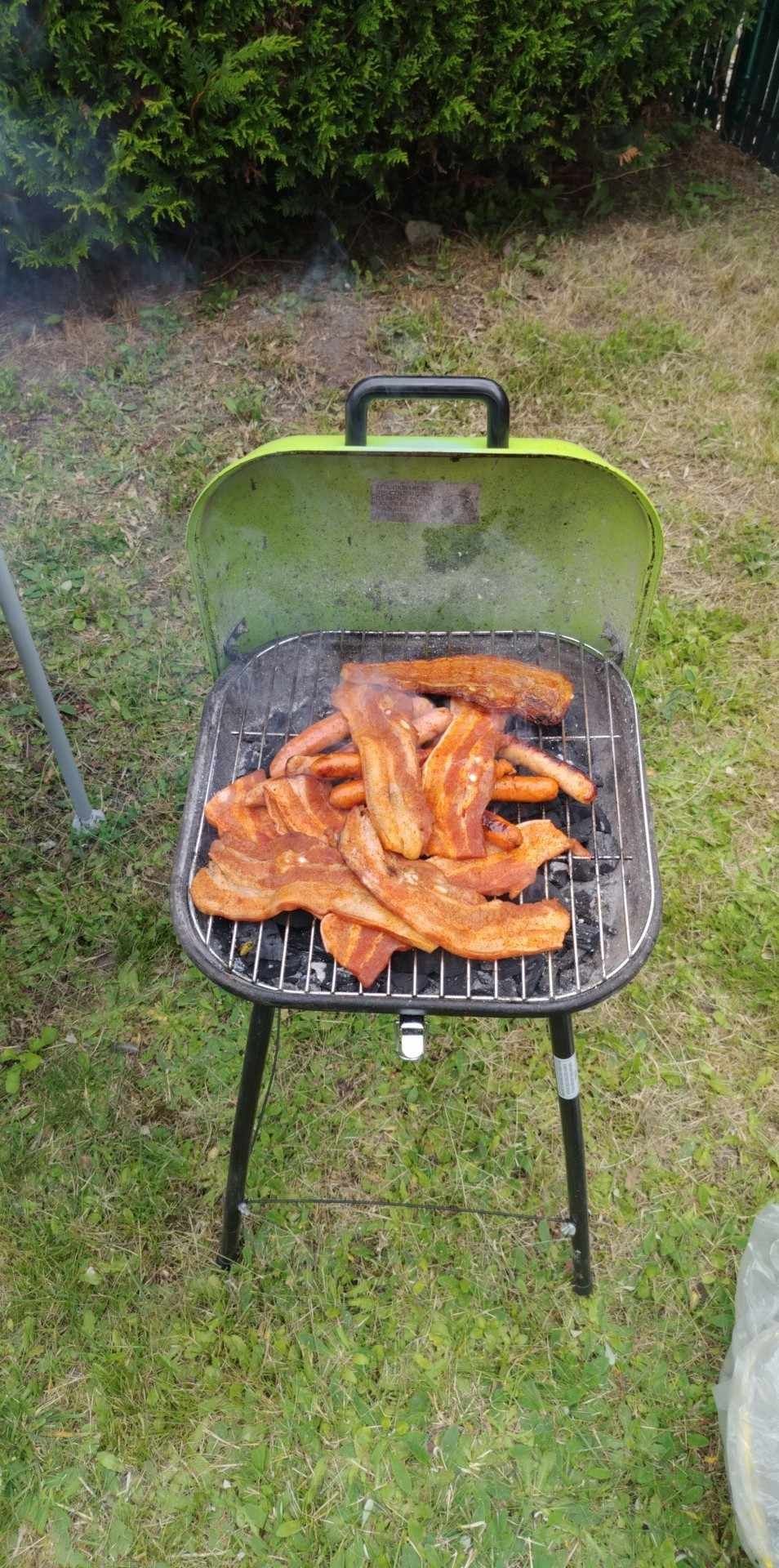 Tranches de porc sur un barbecue à charbon de bois