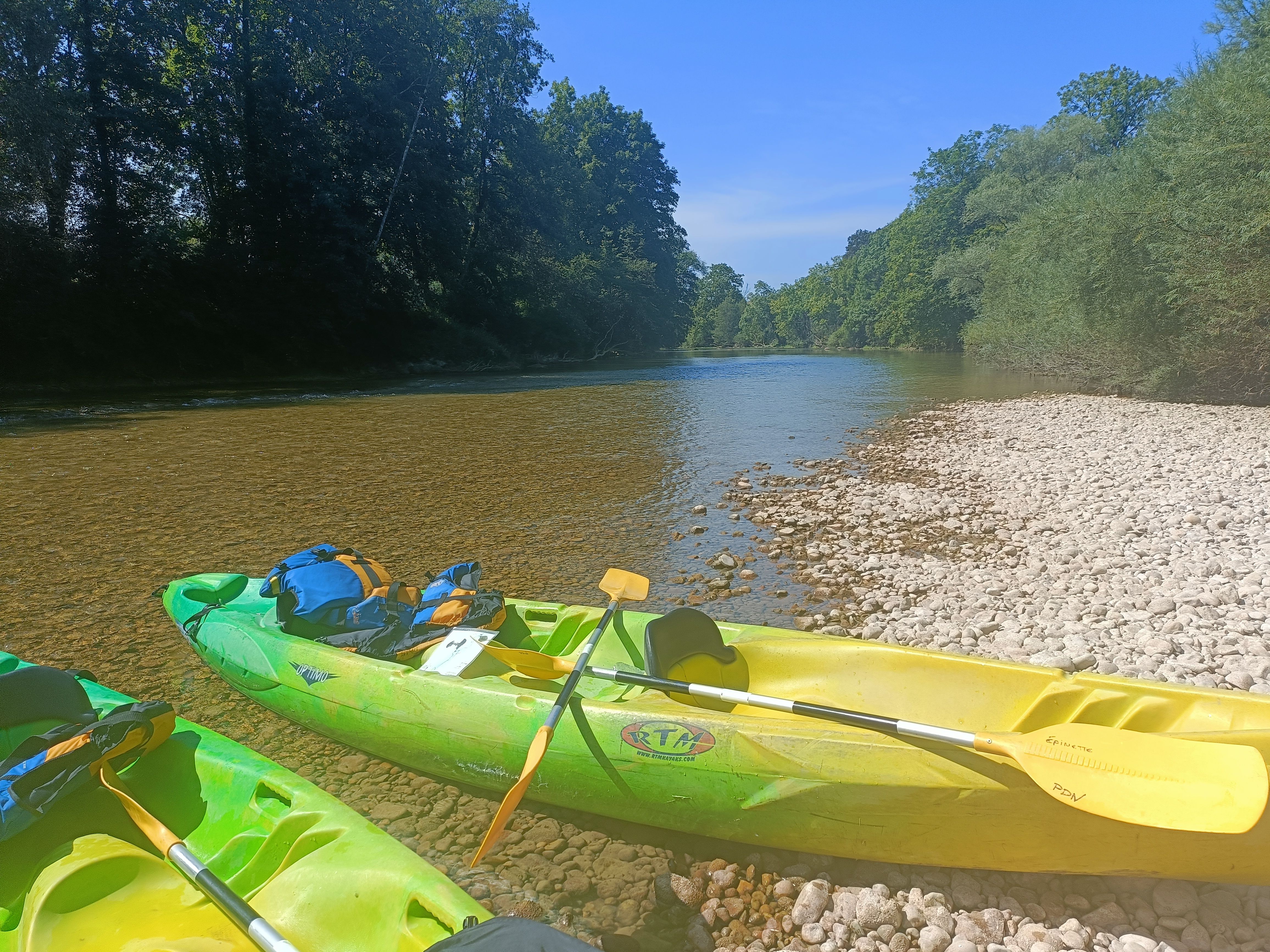 Une activité de canoë-kayak sur la rivière, photo gratuite