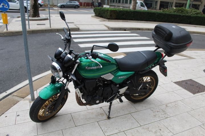 Moto Kawasaki Z650rs garée au bord d'un goudron dans la ville de Milan Lombardie en Italie photo gratuite