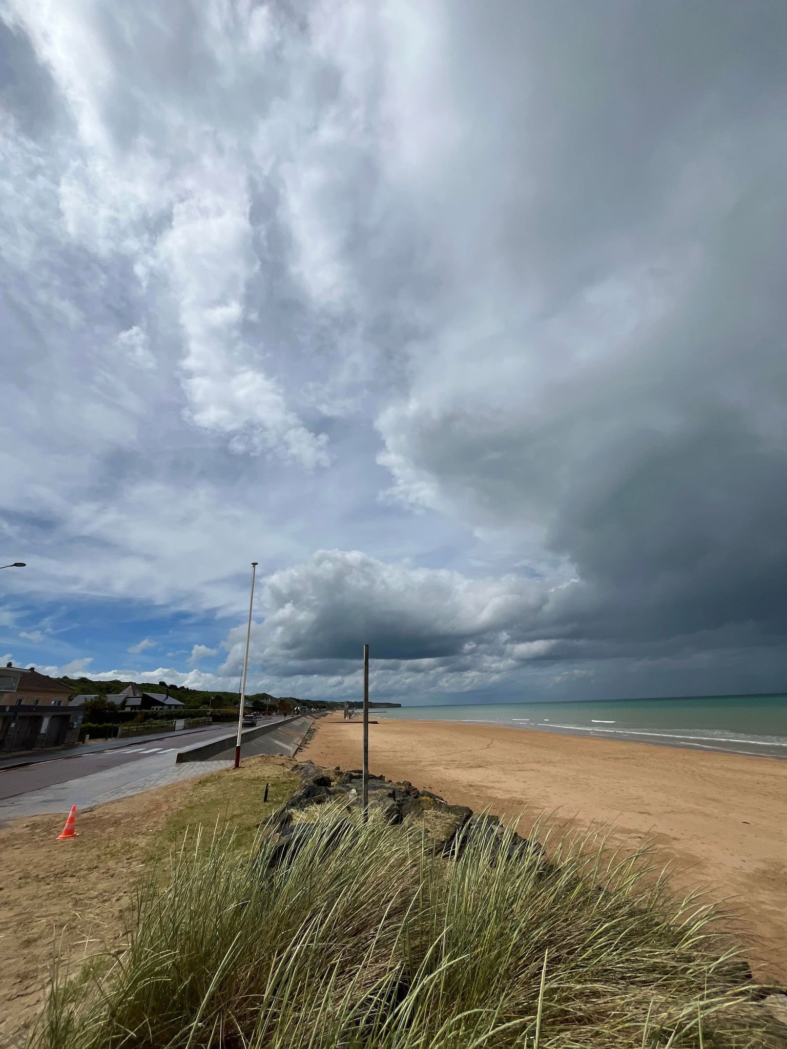 Ciel nuageux vu du bord d'une plage
