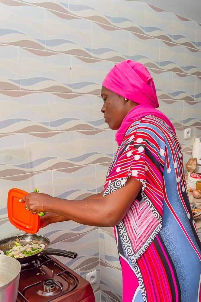 préparation de repas sur une gazinière.