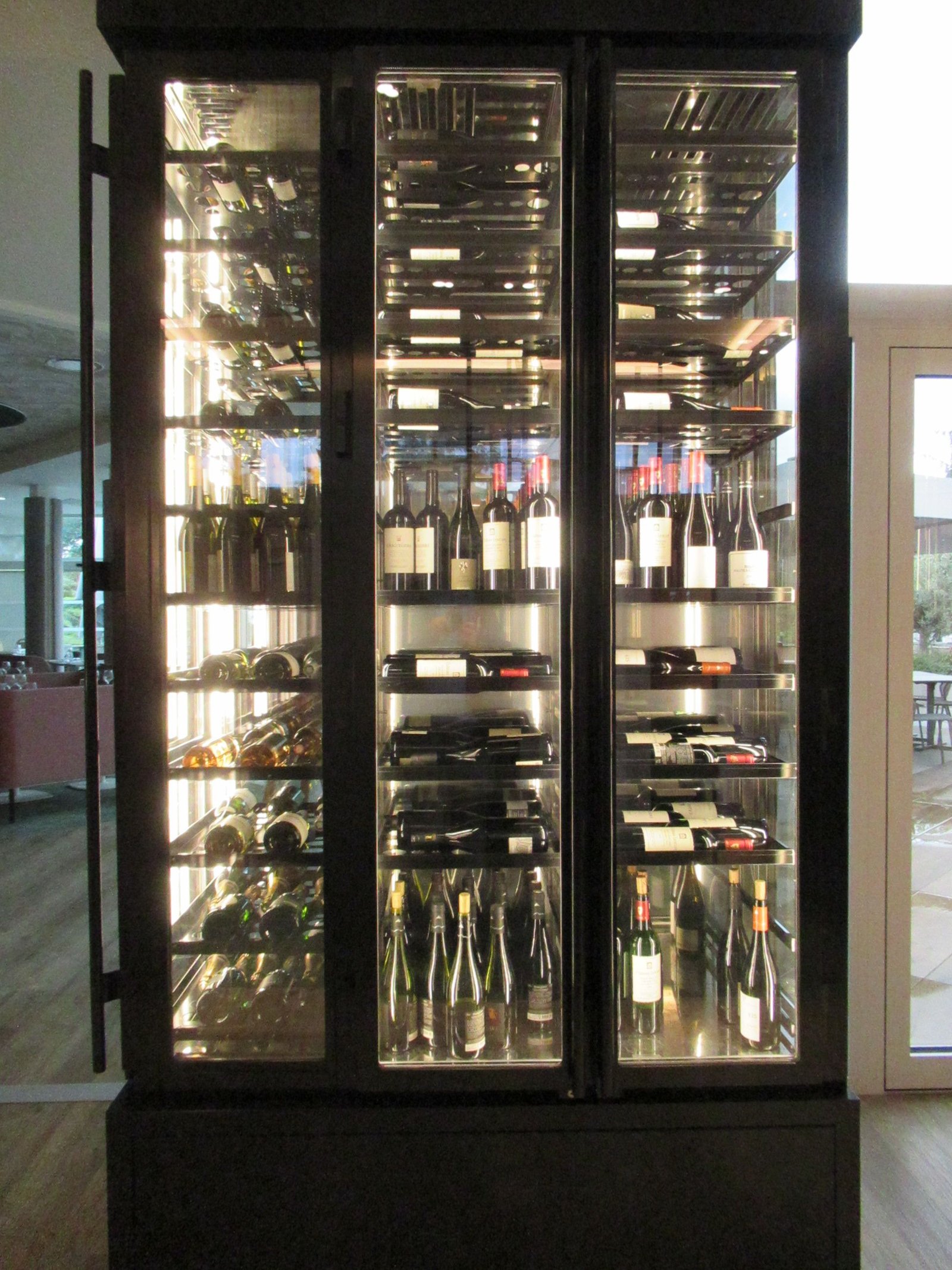 Cave à vin avec système d'illumination