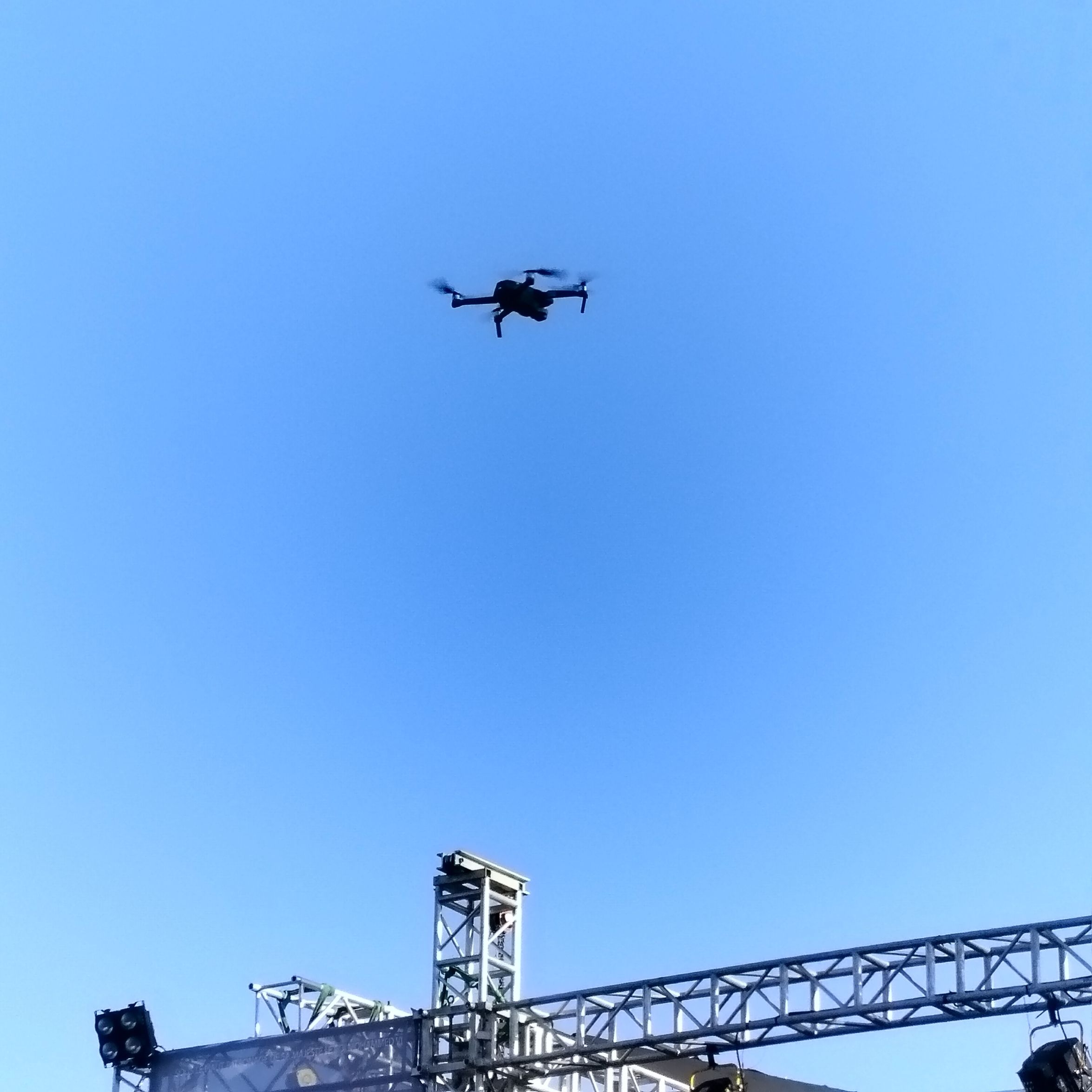Drone en vol au dessus d'une structure métallique